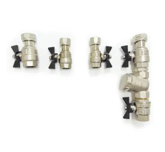 Set racorduri metal-plastic pentru un cazan pe gaz