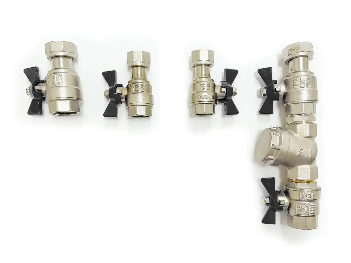 Set racorduri metal-plastic pentru un cazan pe gaz